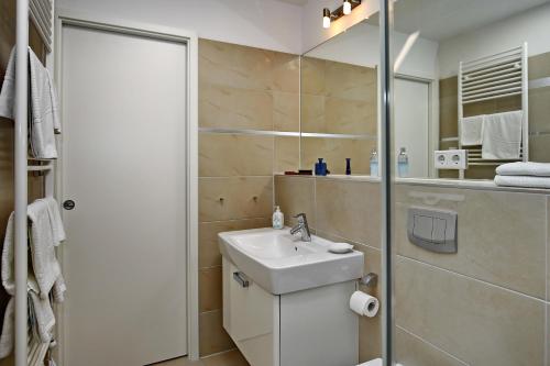 海利根达姆Linden-Palais Wohnung 39的白色的浴室设有水槽和淋浴。