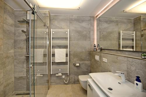 海利根达姆Linden-Palais Wohnung 01的带淋浴、卫生间和盥洗盆的浴室