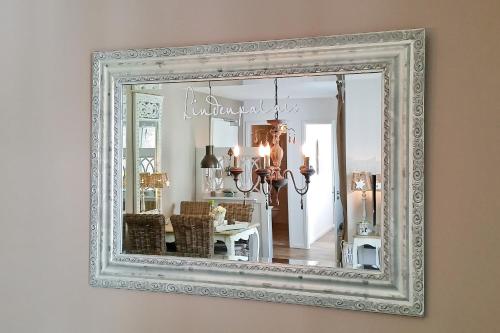 海利根达姆Linden-Palais Wohnung 12的挂在墙上的白色镜框