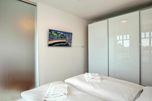 海利根达姆Linden-Palais Wohnung 16的卧室配有一张床,墙上挂着一幅画