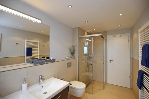 海利根达姆Linden-Palais Wohnung 37的带淋浴、盥洗盆和卫生间的浴室