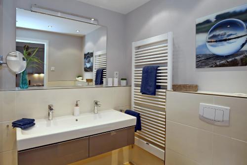 海利根达姆Linden-Palais Wohnung 15的浴室设有白色水槽和镜子