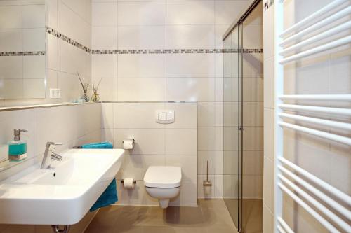 海利根达姆Linden-Palais Wohnung 14的白色的浴室设有水槽和卫生间。