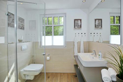 海利根达姆Linden-Palais Wohnung 09的浴室配有卫生间、盥洗盆和淋浴。