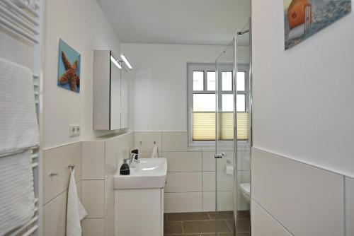 海利根达姆Linden-Palais Wohnung 13的白色的浴室设有水槽和镜子