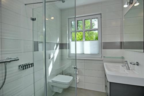 海利根达姆Linden-Palais Wohnung 23的浴室配有卫生间、盥洗盆和淋浴。