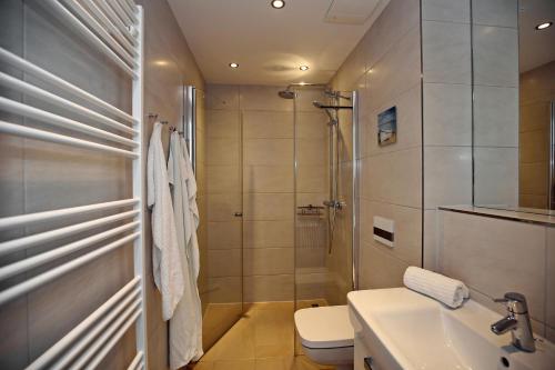 海利根达姆Linden-Palais Wohnung 27的带淋浴、卫生间和盥洗盆的浴室