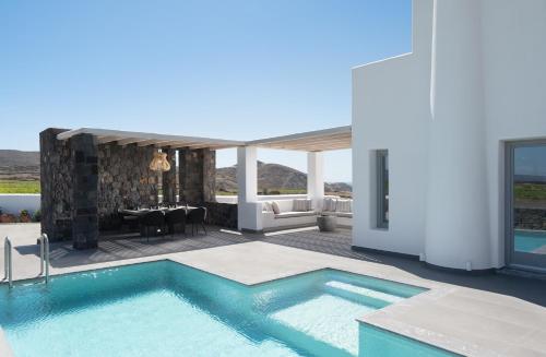 阿克罗蒂里La Ponta Villas & Suites的一个带游泳池和庭院的别墅