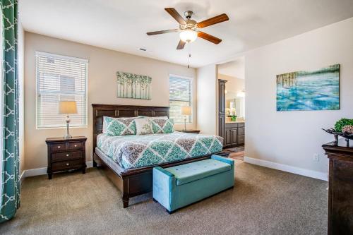 圣克拉拉Sunset: Paradise Village #50的一间卧室配有一张床和吊扇