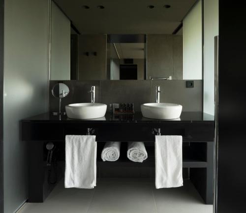 贝尼曼特利VIVOOD Landscape Hotel & Spa - Designed for Adults的一间带两个盥洗盆和大镜子的浴室