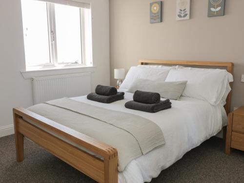 本泰兰Seascape的一间卧室配有一张大床和两个枕头