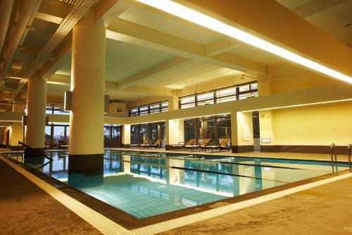 中坜南方庄园度假饭店的大型建筑中的大型游泳池