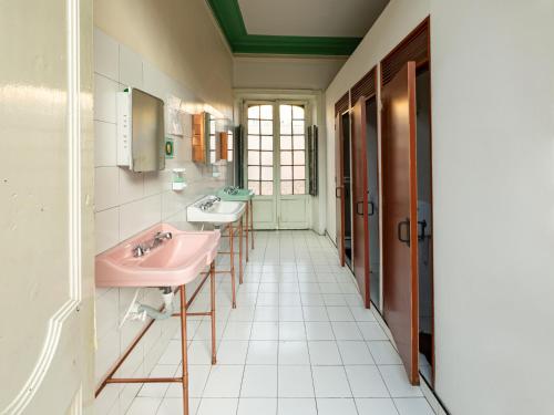 波哥大Hostal R10的浴室设有两个水槽和一个粉红色的水槽。