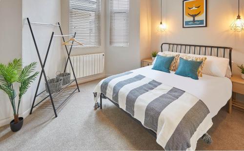斯卡伯勒Host & Stay - North Marine House的一间卧室配有一张床和盆栽植物