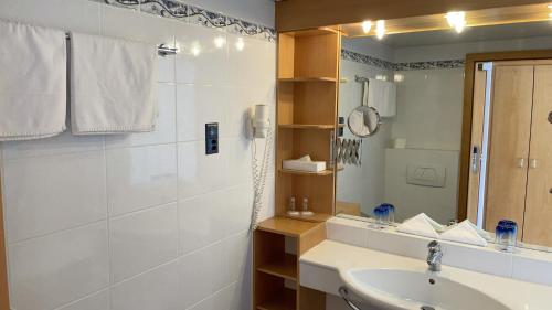 蓬泰特雷萨特雷萨湾酒店的白色的浴室设有水槽和镜子