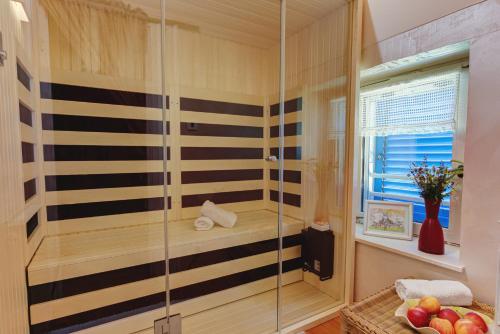 乌马格Casa Romantica的带淋浴、长凳和窗户的浴室