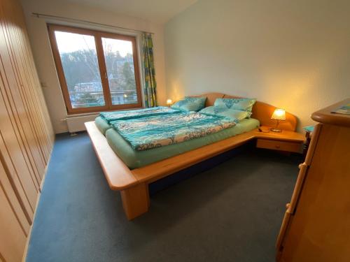 KröllwitzTipp - Halle idyllisch am Fluss的一间小卧室,配有一张带窗户的床