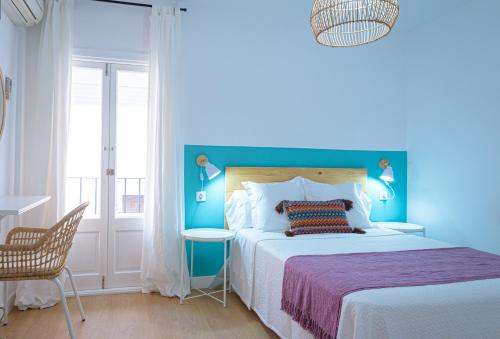 塔里法卡尔萨达旅馆的蓝色卧室,配有床和椅子