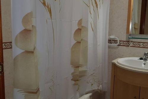 迈阿密普拉特亚Villa MIAMI PLAYA EN ESPAGNE的浴室配有淋浴帘和盥洗盆。