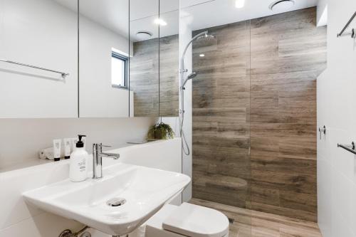 悉尼Azure Apartments by Urban Rest的一间带水槽、卫生间和淋浴的浴室