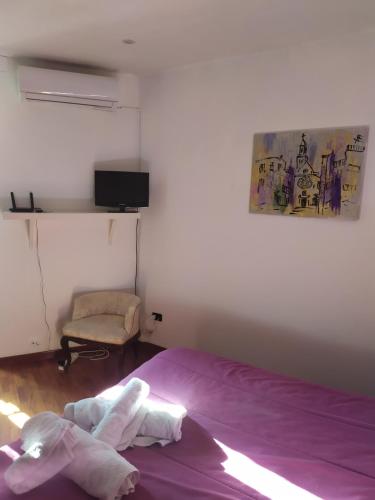 巴里La Più Bella in Old Town的一间卧室配有一张紫色的床和一把椅子