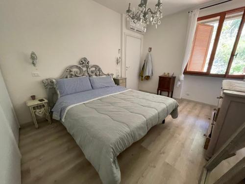 里奥内莱尔巴VerdeMare的一间卧室配有一张床和一个吊灯