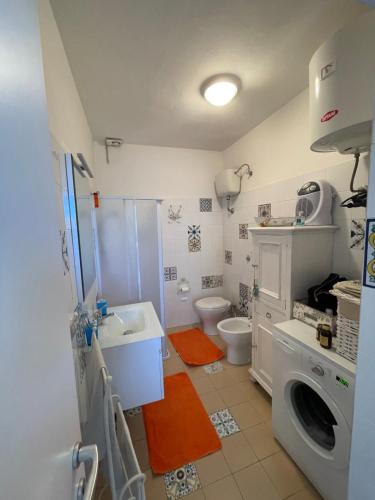 里奥内莱尔巴VerdeMare的浴室配有卫生间水槽和洗衣机。