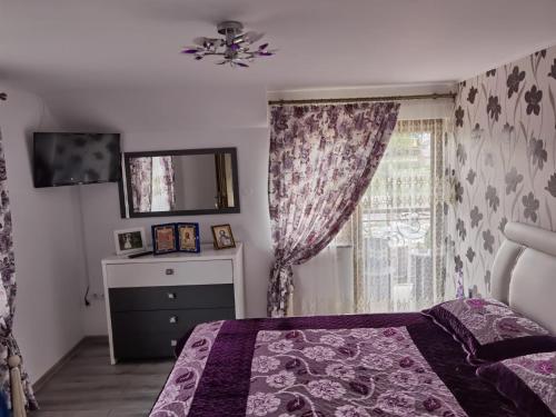 瓦马Casa Luca的一间卧室设有一张床和一个窗口