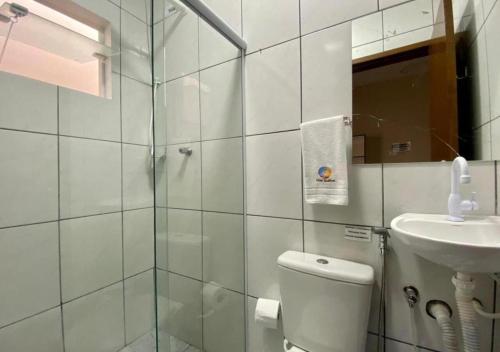 乌巴图巴Pousada Mar Suites的带淋浴、卫生间和盥洗盆的浴室