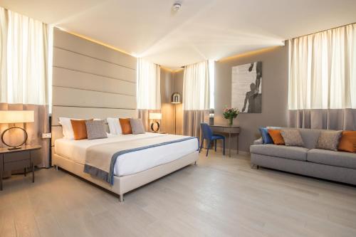 罗马奥拉齐奥皇宫酒店的酒店客房,配有床和沙发