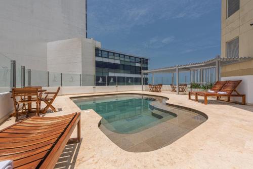 卡塔赫纳莱格特卡塔赫纳酒店的一座大楼顶部的游泳池