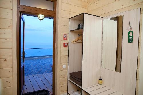敖德萨Chayka Resort的通往海景小房子的门