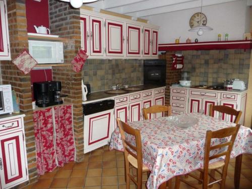 Gîte Mont-prés-Chambord, 4 pièces, 7 personnes - FR-1-491-43的厨房或小厨房