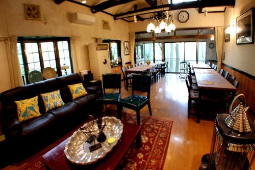 日光Gableview Forest Inn ゲーブルビュー的客厅配有沙发和桌椅