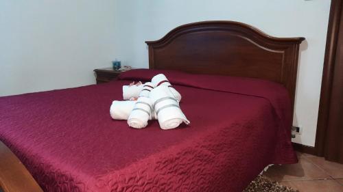 尼扎蒙费拉托Appartamento Giulia的床上的2条卷起的白色毛巾