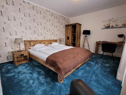 诺德代希阿奎瑞斯酒店的一间卧室设有一张床和砖墙