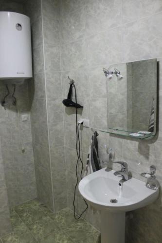 塞凡Sevan Hotel的一间带水槽和镜子的浴室