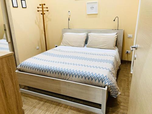 罗马Villino Marcella的一间卧室配有一张带蓝色和白色棉被的床