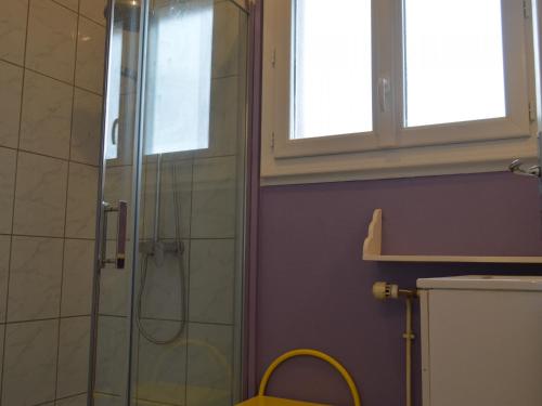 MontipouretGîte Montipouret, 3 pièces, 4 personnes - FR-1-591-190的带淋浴和黄色椅子的浴室