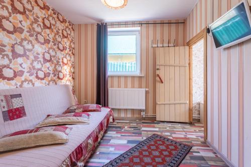 伊兹博斯克Izborsk Park的一间卧室设有两张床、一台电视和一扇窗户。