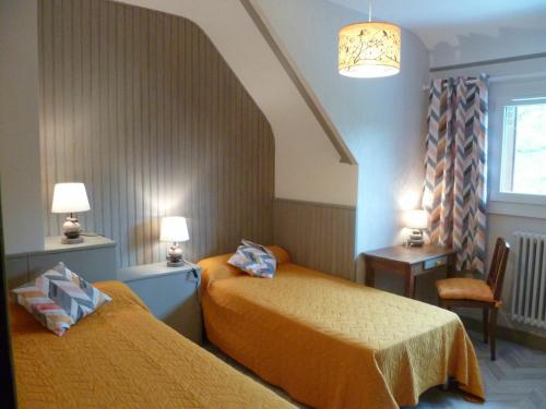 Fontenay-sur-EureGîte Fontenay-sur-Eure, 6 pièces, 10 personnes - FR-1-581-75的一间卧室设有两张床、一张桌子和一个窗口