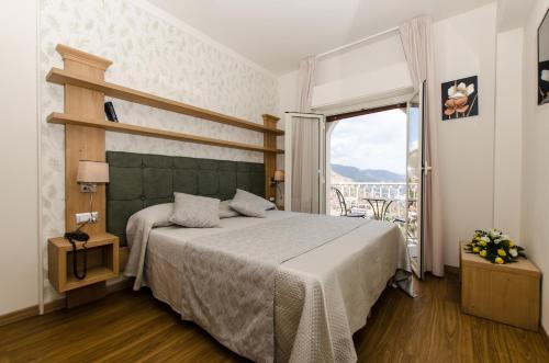 陶尔米纳Splendid Hotel Taormina的一间卧室设有一张床和一个大窗户