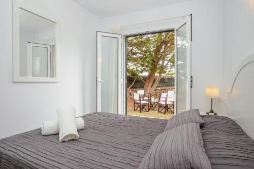 休达德亚Apartmento con terraza privada-c1的一间卧室设有一张床和一个大窗户