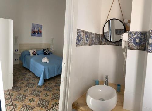 巴勒莫La casetta di Mavi的一间小卧室,配有一张床和镜子