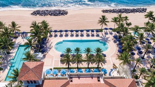 棕榈滩布雷克棕榈海滩酒店的享有度假胜地的空中景致,设有游泳池和海滩