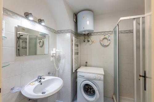 瓦里格提Le Casasse "Grecale"的一间带洗衣机和水槽的浴室