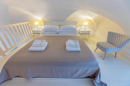 瓦里格提Le Casasse "Grecale"的一间卧室配有一张大床和毛巾