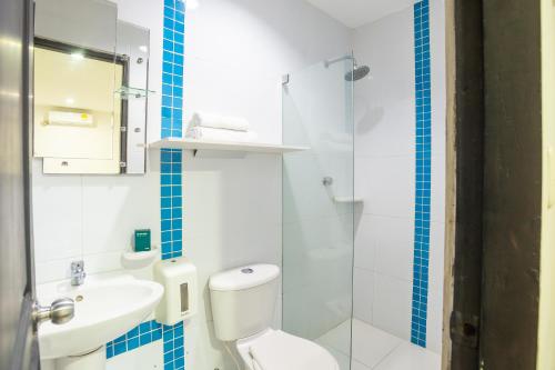 蒙特里亚Ayenda Casa Real的浴室配有白色卫生间和盥洗盆。