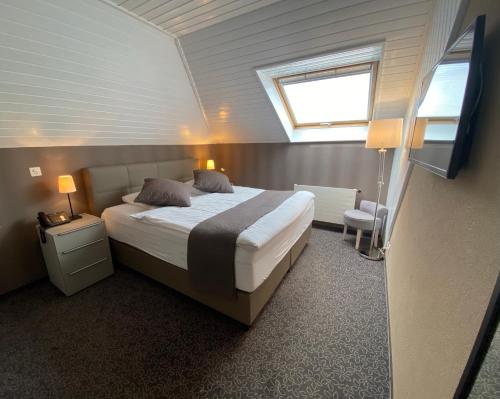 帕耶讷套房酒店的一间卧室设有一张大床和一个窗户。