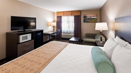 莫林贝斯特韦斯特莫林机场旅馆的酒店客房,配有床和电视